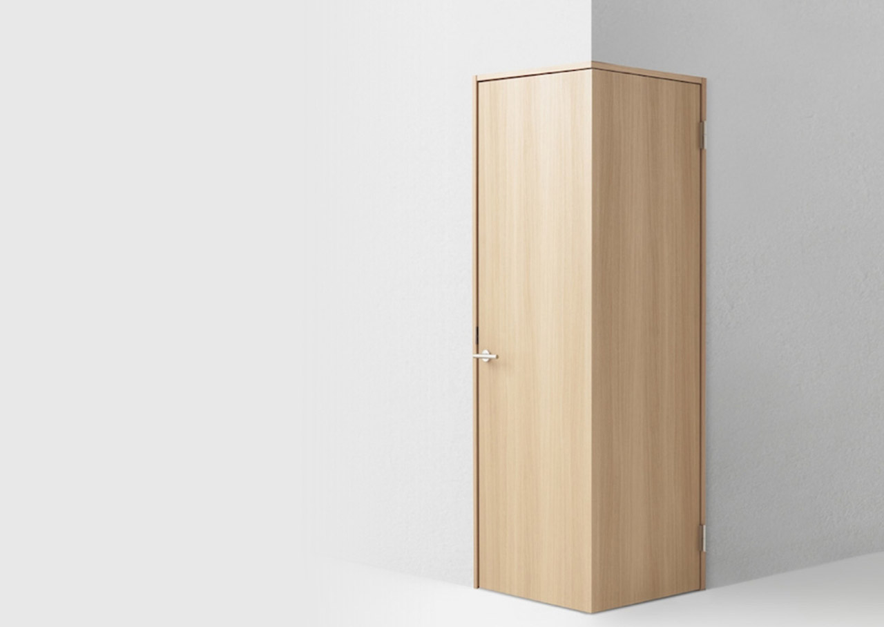 Eine spezielle Tür aus Holz an der Ecke