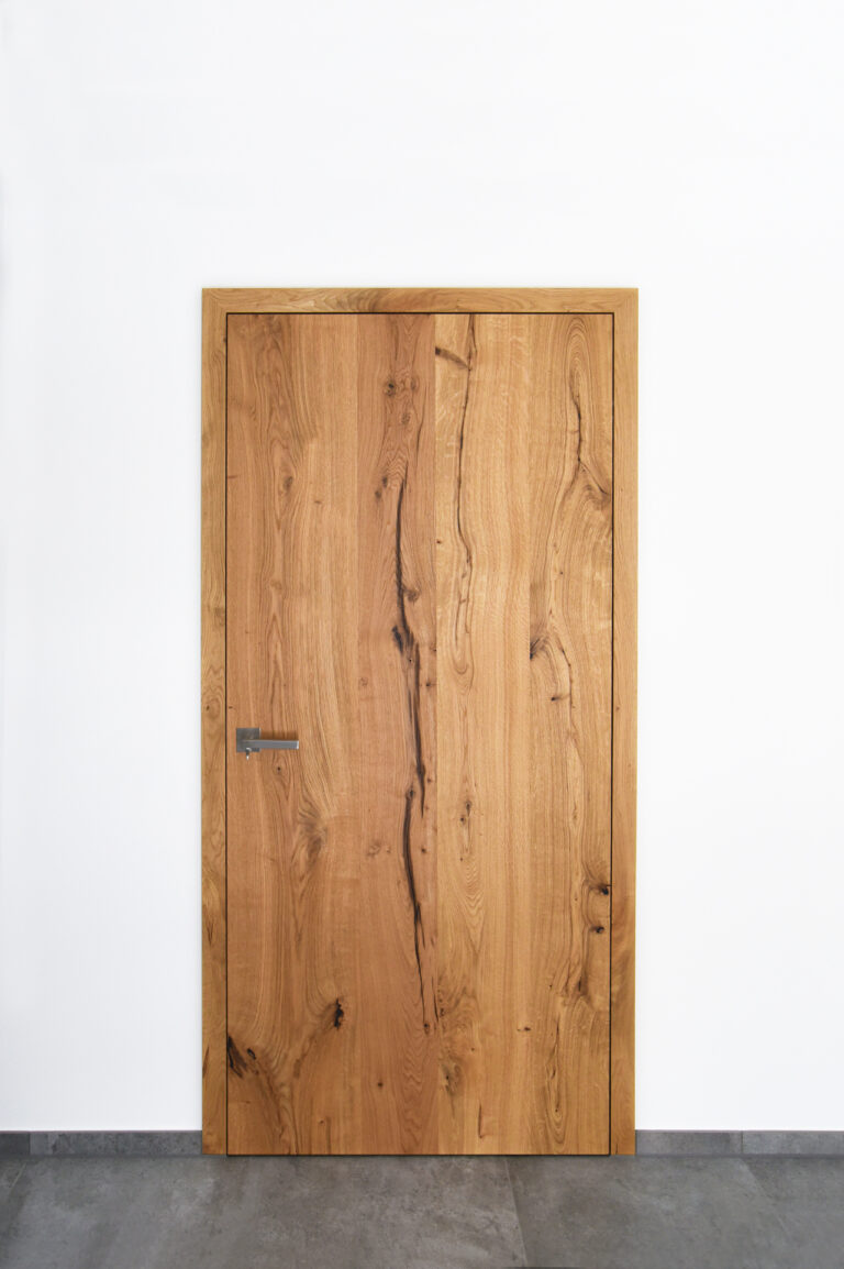 Holztür in einem hellem Raum